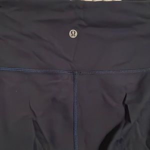 Lulu size 8 “like new” 3:/4 leggings navy